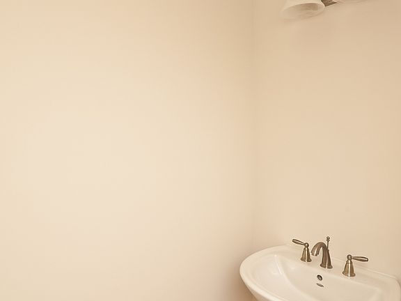 4th image of 12 Chestnut Woods Dr