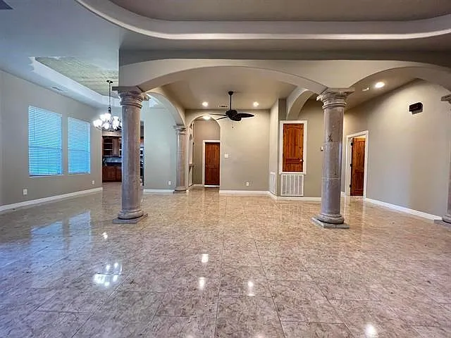 6030 Queens Ct — Photo 3
