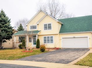 2040 Maplewood Cir, Naperville, IL 60563