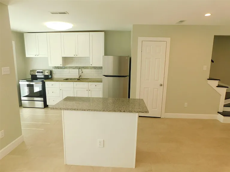 3332 Blodgett St — Photo 6