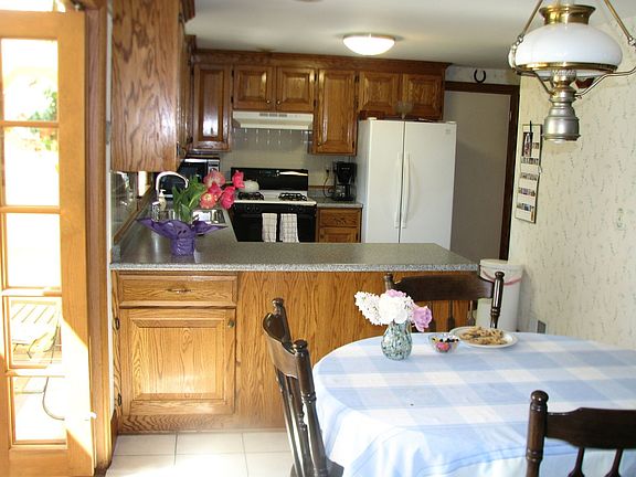 3rd image of 60 Old Orchard Ln