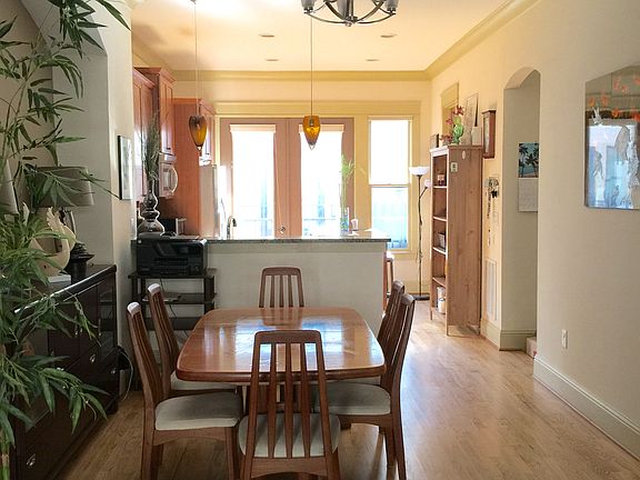 Spacious dinning room 