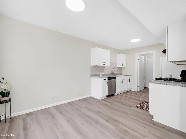 1405 Merrimac Ln N — Photo 10