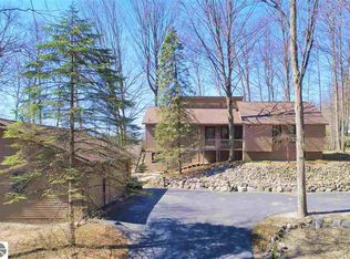 6240 Eagles Nest Dr, Bellaire, MI 49615