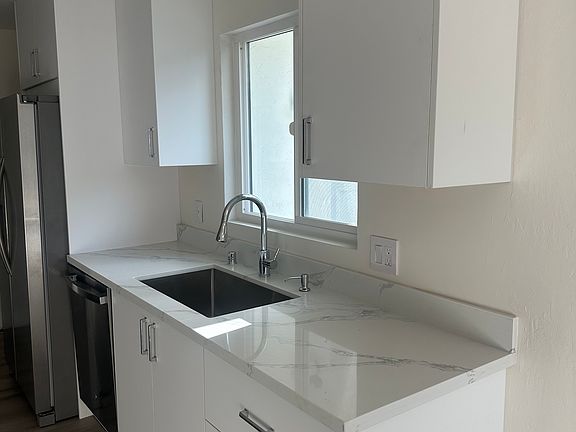 4th image of 937 Lawton Ave