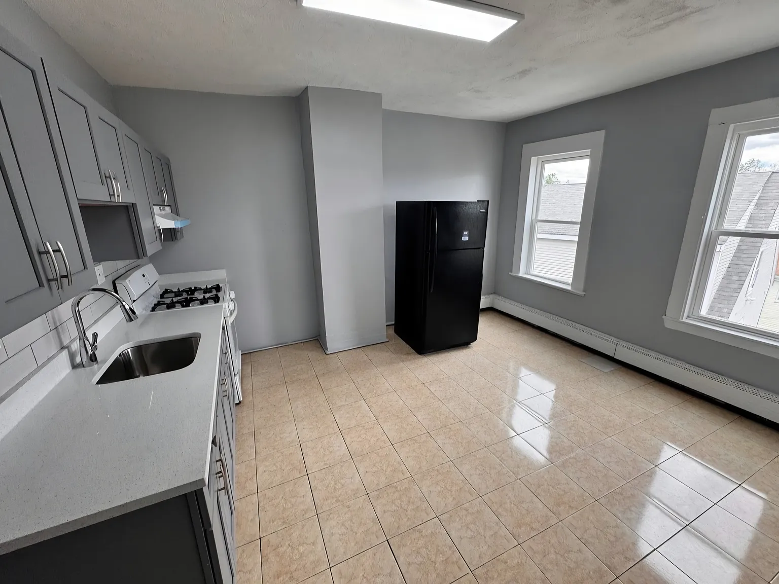 4 bed, 1400 sqft, $3,400 — Photo 2