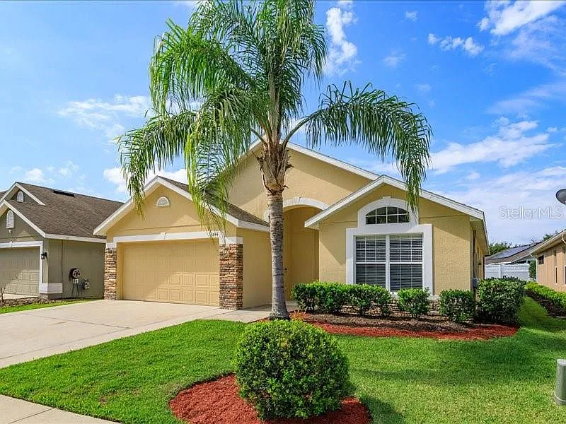 3 bed, 2.0 bath, 1875 sqft, $2,390 — Photo 3