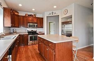 3rd image of 474 Parkwood Cir