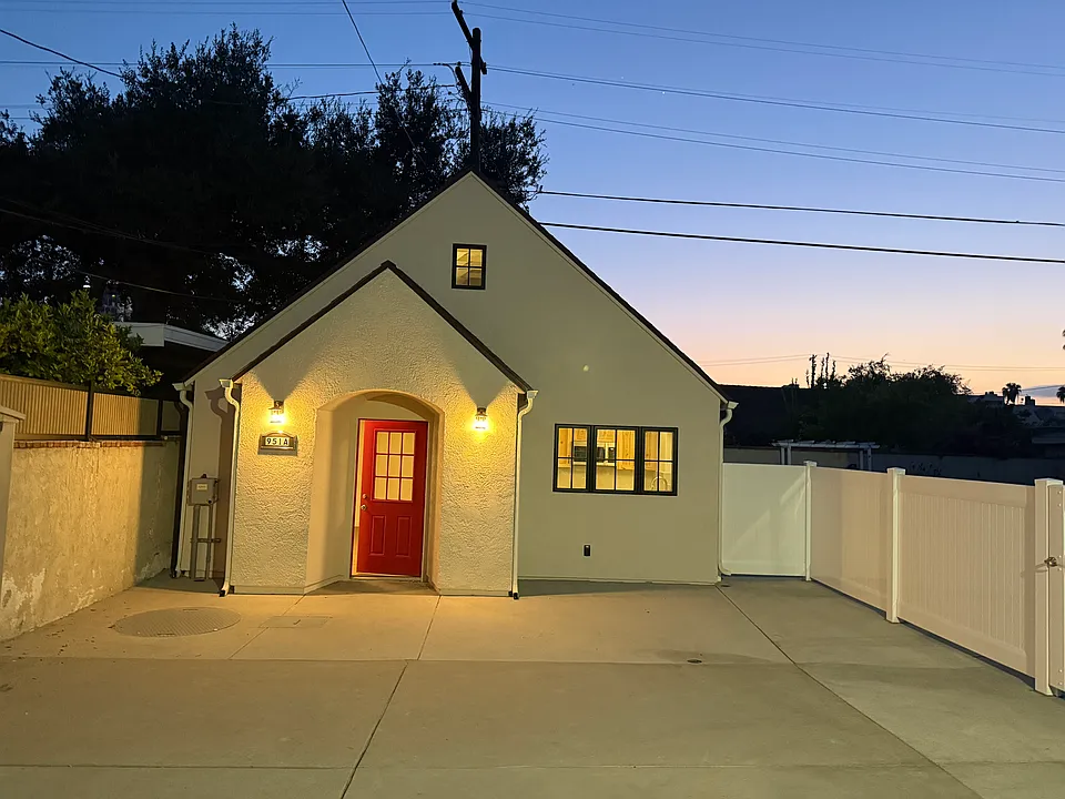 951 N Isabel St