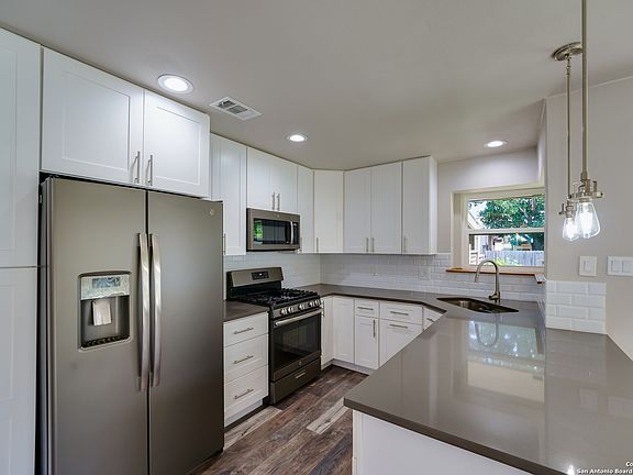 5th image of 709 Meadow Arbor Ln