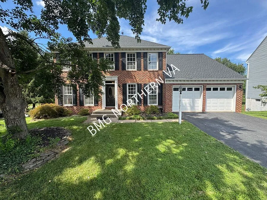 Elegant 4 BR / 2.5 BA Home with Solar Panels in Prince William — Photo 2