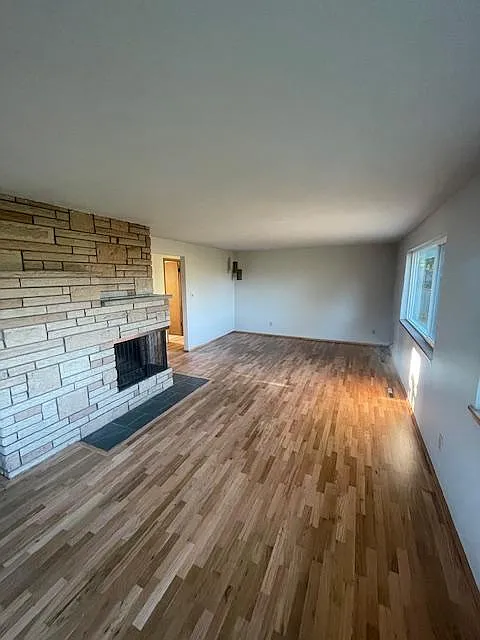 5 bed, 2376 sqft, $2,995 — Photo 4