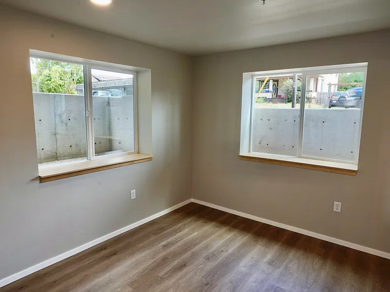 110 SE Handley St — Photo 12