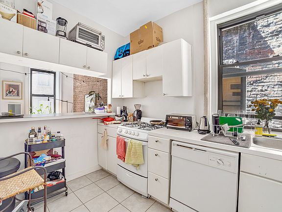3rd image of 206 W 88th St APT 3R