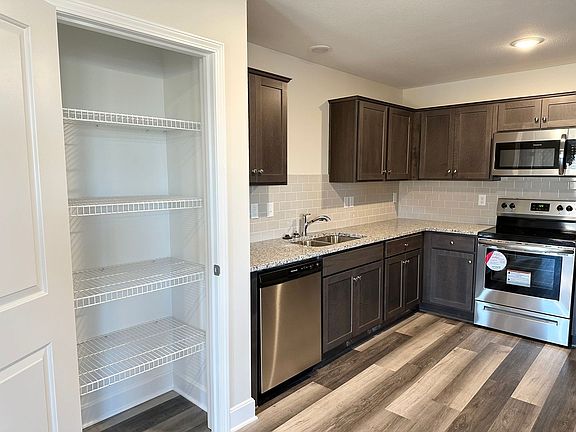 4th image of 428 SE Rose Garden Ln