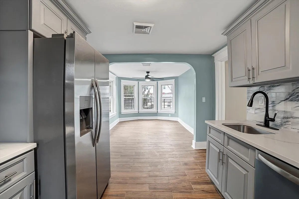 2 bed, 874 sqft, $3,100 — Photo 2