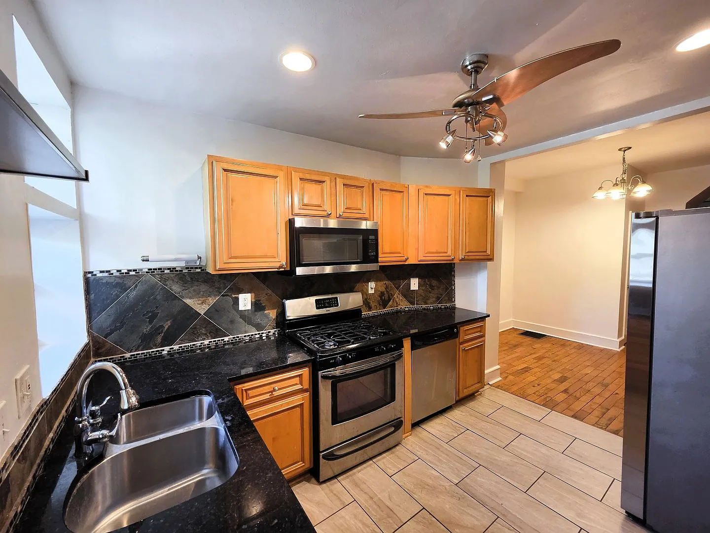 Beautiful 3 BR 1.5 BA Row House on a Quiet Cul-De-Sac of Baltimore City — Photo 3