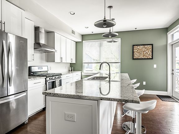 5th image of 622 E 10th St #211