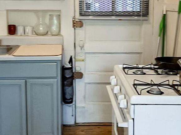 4th image of 636 W Arlington Pl #2