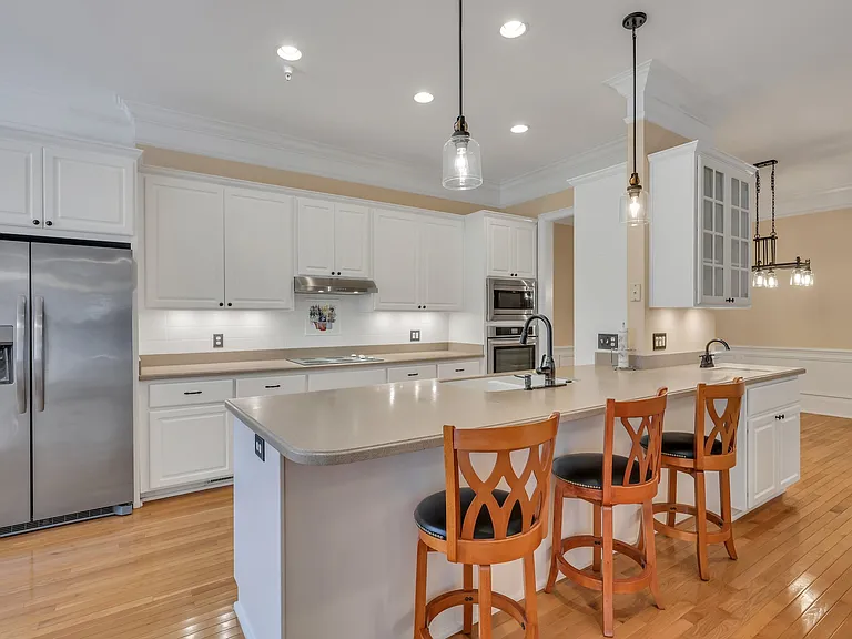 Kitchen w/Wet Bar