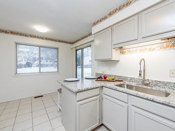 4th image of 1367 Stratford Dr #1D