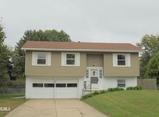 2140 Bedford Dr, Freeport, IL 61032