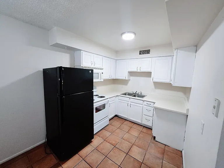 827 E Hazel Dr — Photo 8