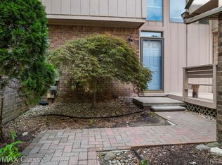 35471 Heritage Ln, Farmington, MI