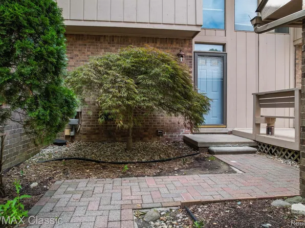 35471 Heritage Ln, Farmington, MI 48335