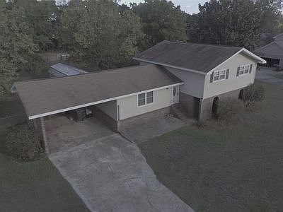 2nd image of 114 Air Park Dr