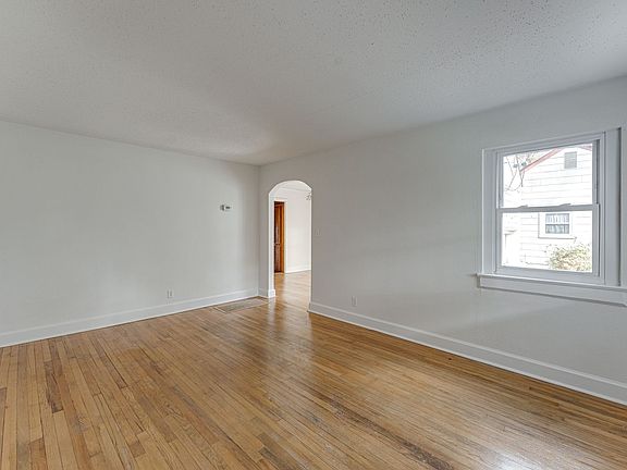 3rd image of 711 Castle Dr