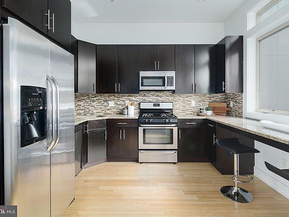 2nd image of 1110 N Hope St