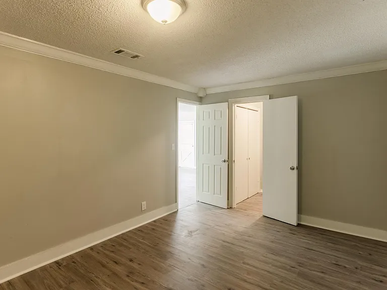 503 Armstrong Ave — Photo 7