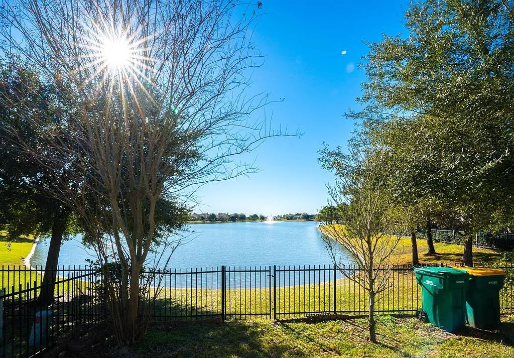 4 bed, 2.0 bath, 2200 sqft, $2,300 — Photo 1
