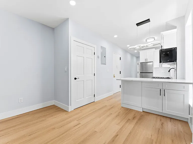 401 E 63rd St #12 — Photo 2