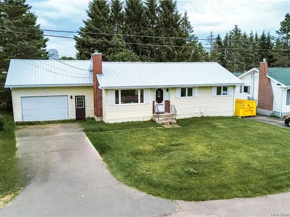 16 Bickerton Ave, Sackville, NB E4L 3M7