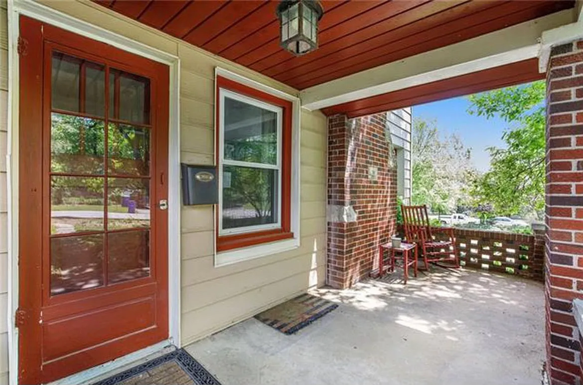 2 bed, 1.5 bath, 1896 sqft, $2,200 — Photo 2