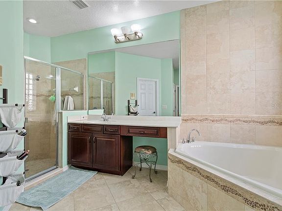 5th image of 211 E Blue Water Edge Dr