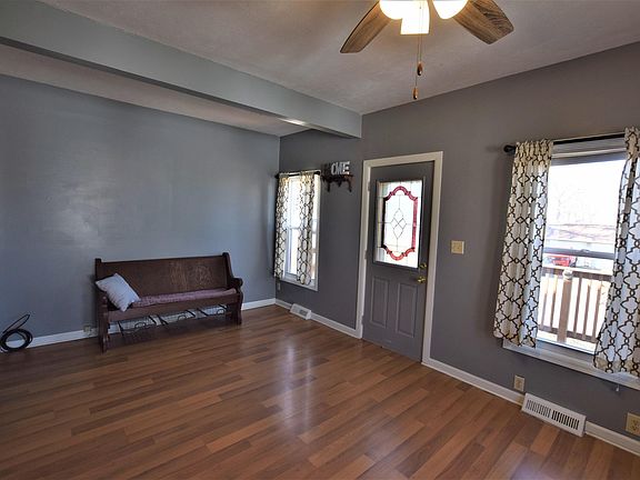 5th image of 907 Broadway St