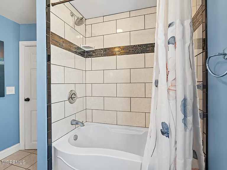 49 Franklin Ave — Photo 35
