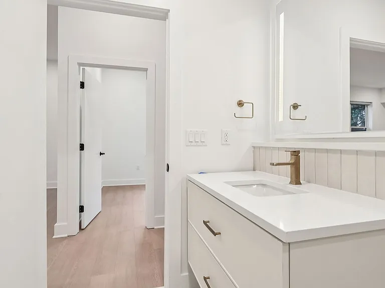 20 West — Photo 392