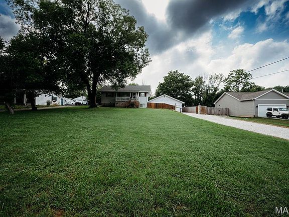 3rd image of 47 Lillian Dr