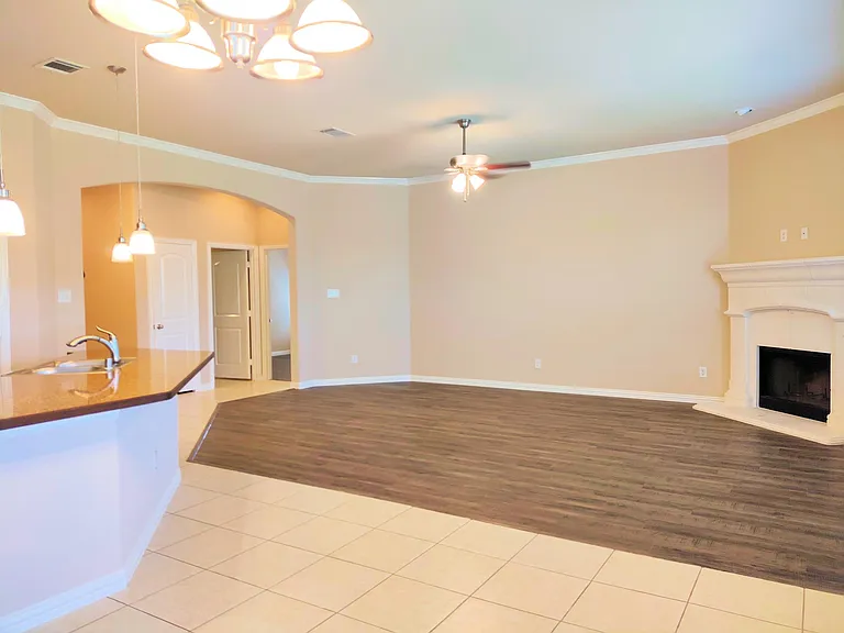 217 Creekwood Dr — Photo 3