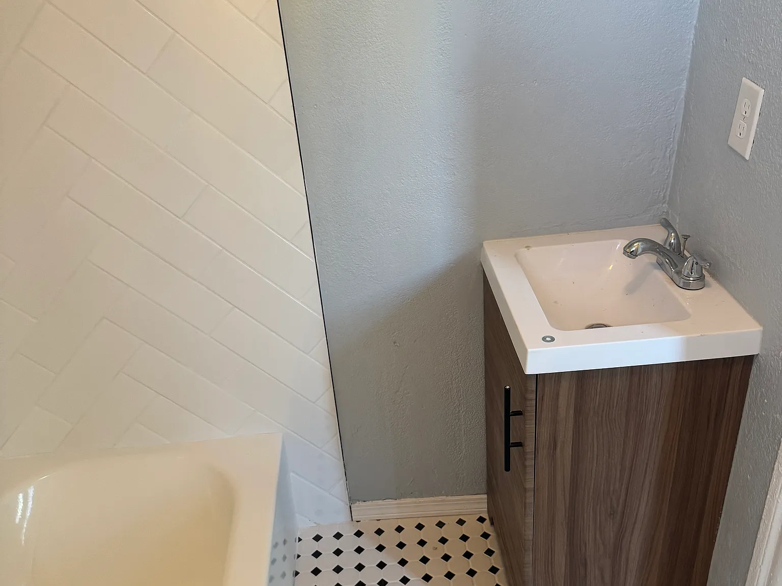 3 bed, 1200 sqft, $2,000 — Photo 3