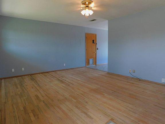 4th image of 1211 N Sunset Ln
