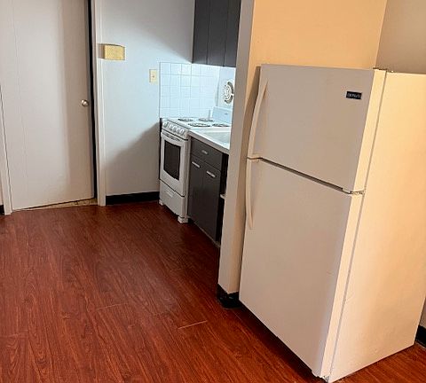 3rd image of 1105 2nd Ave APT 27