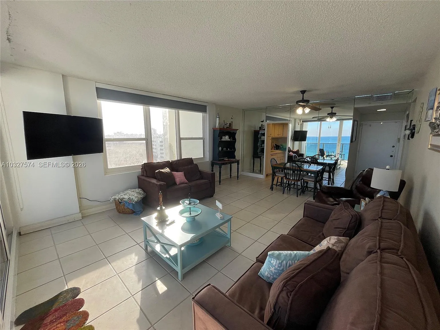 Alexander Towers Condo — Photo 3