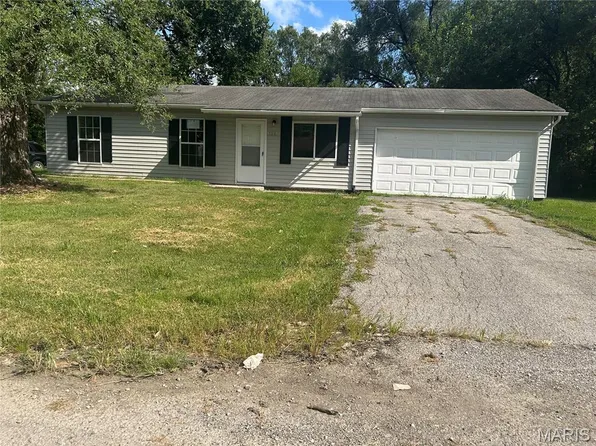 124 Lazarcheff Dr, Cahokia, IL 62206