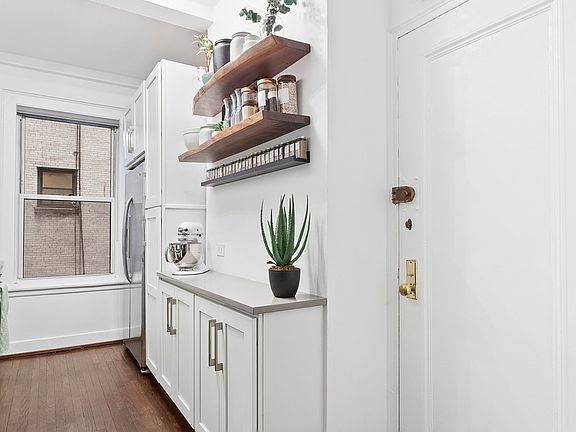 5th image of 150 E 49th St APT 2E