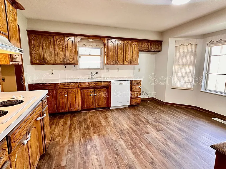 12109 Camelot Dr — Photo 8